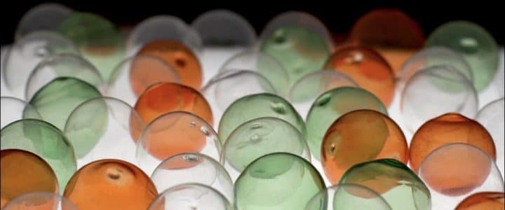 Billes transparentes vertes, oranges et claires représentant des degrés de minimalisme