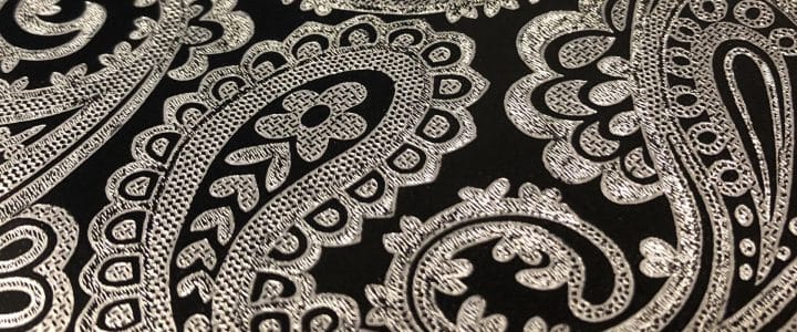 Papier d’emballage (gros plan sur papier d'emballage argenté et noir avec motif paisley)