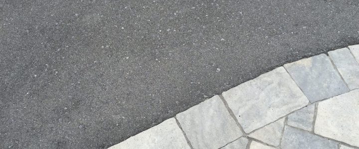 Entrée de maison en asphalte noire et pavés gris