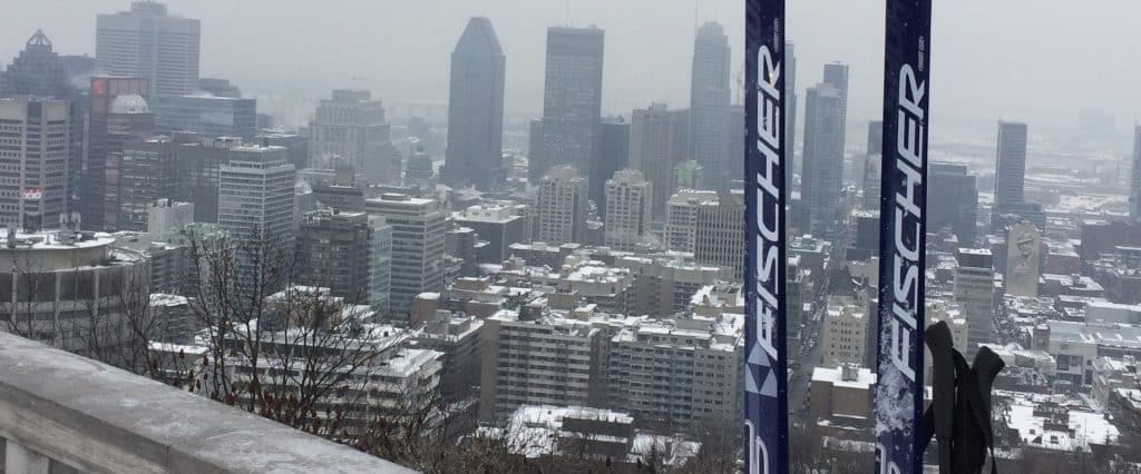 Vue en plongée du centre-ville de Montréal depuis le Mont-Royal avec skis de fond en premier plan