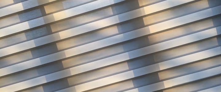 Store beige à lignes horizontales présenté à un léger angle ce qui dérange le visuel attendu