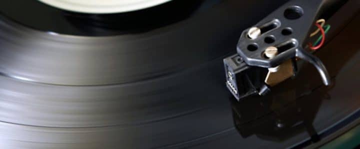 Gros plan d'une aiguille sur un disque non identifié sur un tourne-disques.