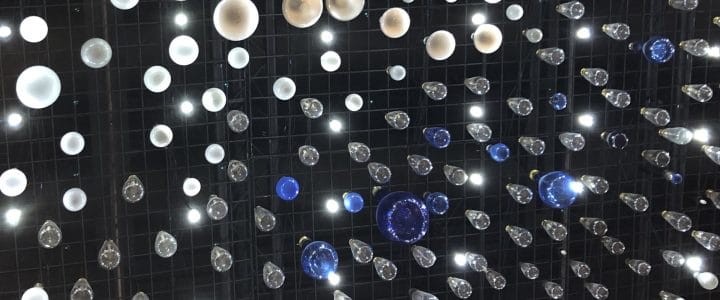 Nombreuses ampoules au plafond du Musée de Sciences et Technologie d'Ottawa