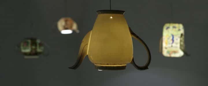 Collection de quatre théières suspendues à l’envers et illuminées de l’intérieur