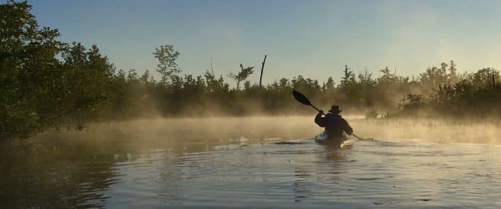 En kayak avec brume matinale