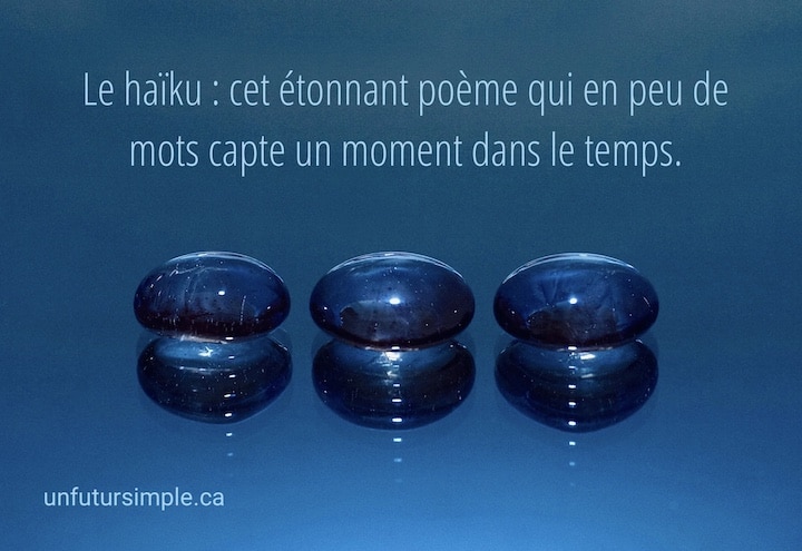 Trois pierres de verre bleu avec la citation : Le haïku : cet étonnant poème qui en peu de mots capte un moment dans le temps.