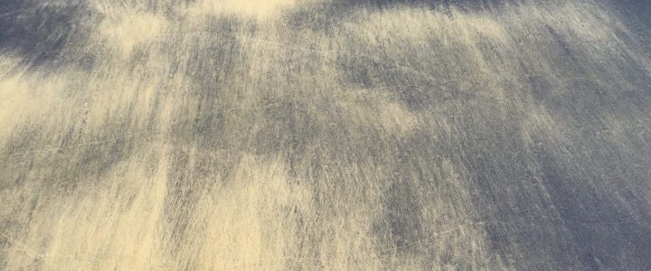 Sable pâle balayé par le vent sur du sable plus foncé sur une plage du Abel Tasman Park en Nouvelle-Zélande.