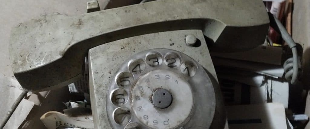 vieux téléphone gris sur des documents pêle-mêle