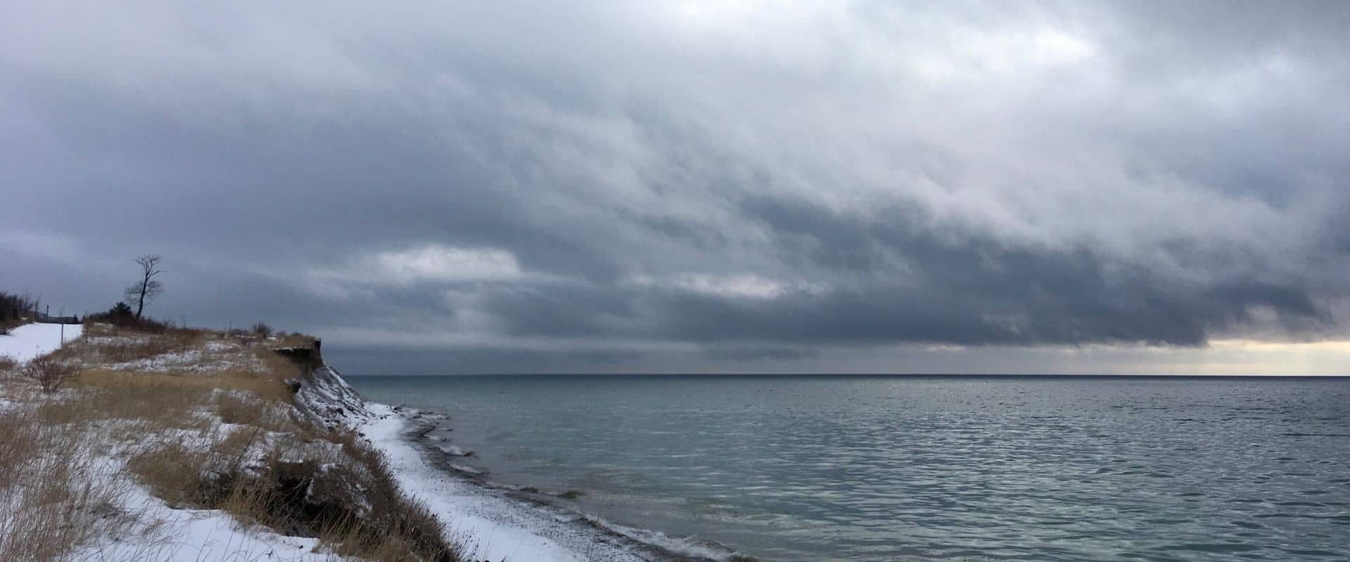 Nuages gris au-dessus de la rive du Lac Ontario en hiver.