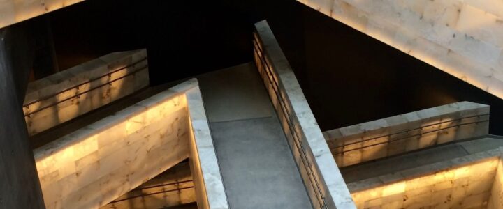 Rampes à l’intérieur du Musée canadien pour les droits de la personne.