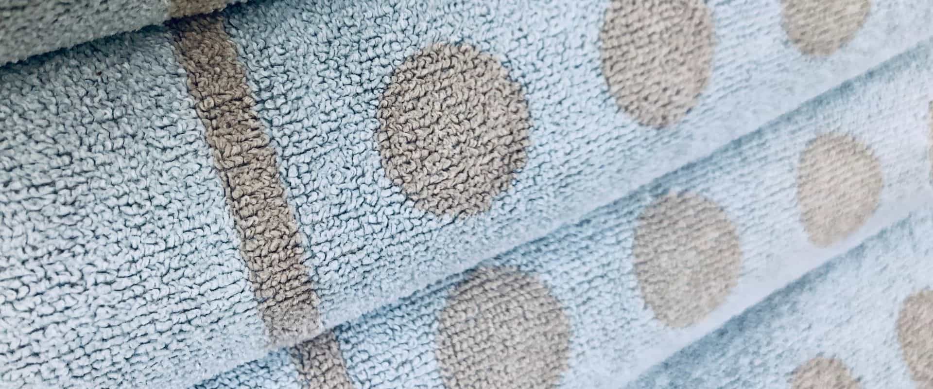 Pile de 4 serviettes de bain bleus avec pois beiges