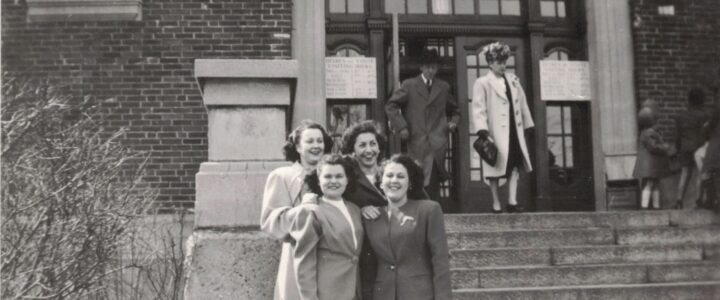 Photo ancienne de quatre femmes devant un édifice à Montréal