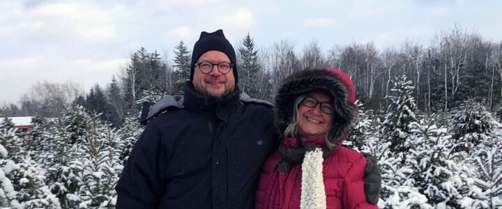 Michel et Julie dehors en hiver dans une pépinière d'arbres de Noël