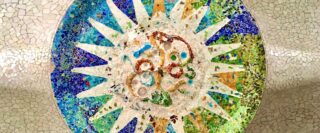 Détail du toit en mosaïque coloré du Parc Güell à Barcelone.