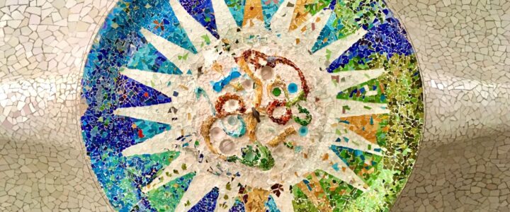 Détail du toit en mosaïque coloré du Parc Güell à Barcelone.