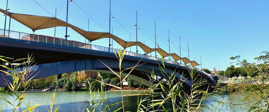 Pont avec parasols à Séville