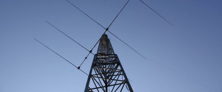 antenne devant un ciel bleu