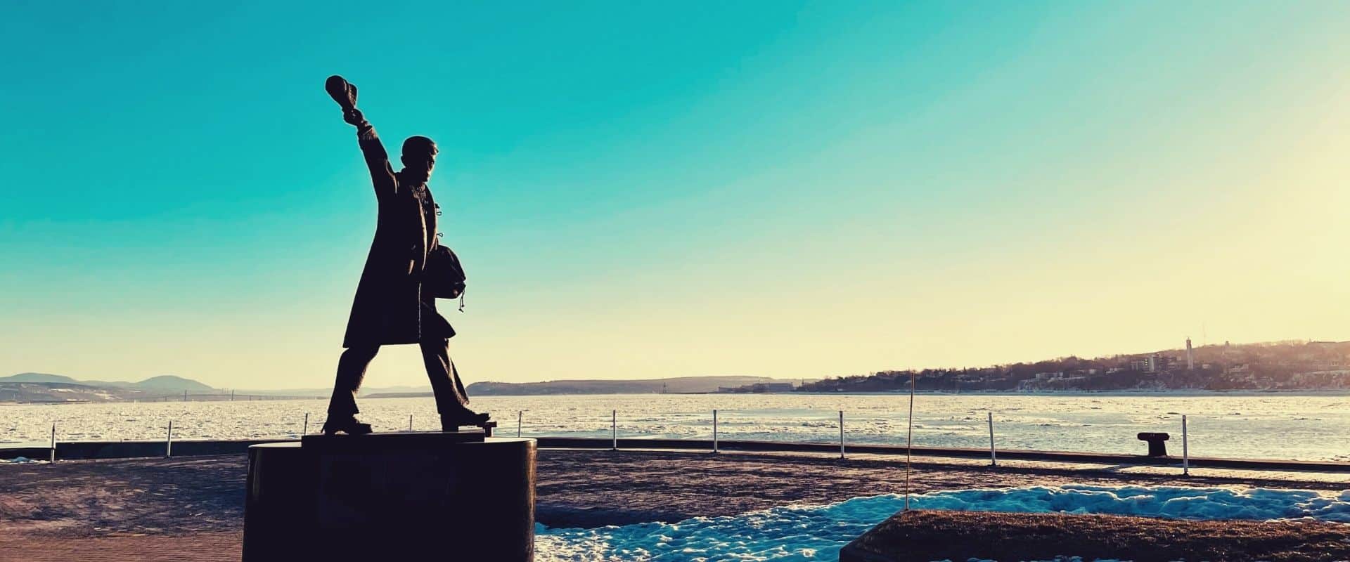 Statue à la mémoire des marins de la marine marchande dans le port de Québec
