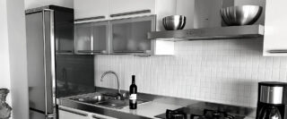 Comptoir et armoires de cuisine et réfrigérateur dans un logement Airbnb en Croatie.