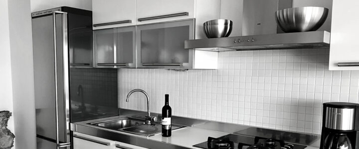 Comptoir et armoires de cuisine et réfrigérateur dans un logement Airbnb en Croatie.