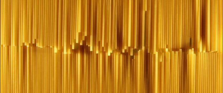 Bâtons de spaghetti en rangées.