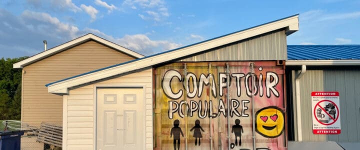 Petit bâtiment avec affiche peinte à la main pour un Comptoir populaire