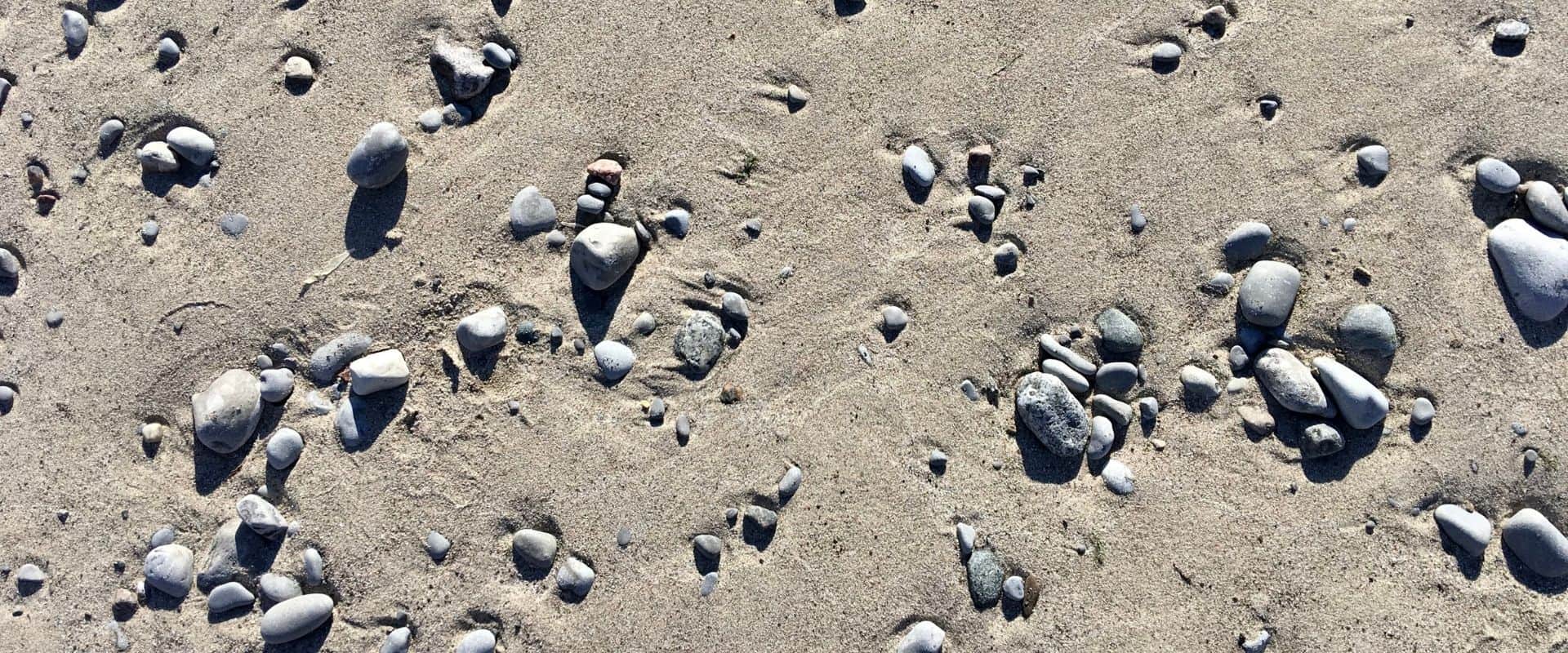 Petits cailloux sur une plage de sable
