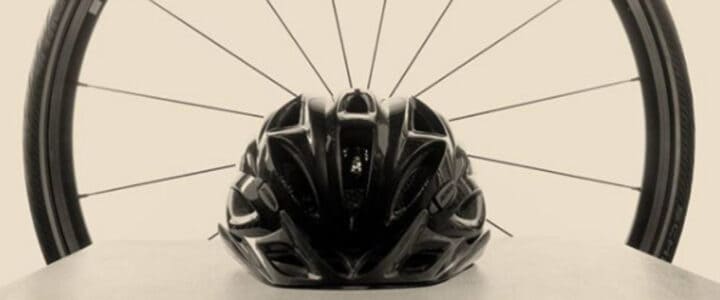 Casque de vélo devant une roue de vélo