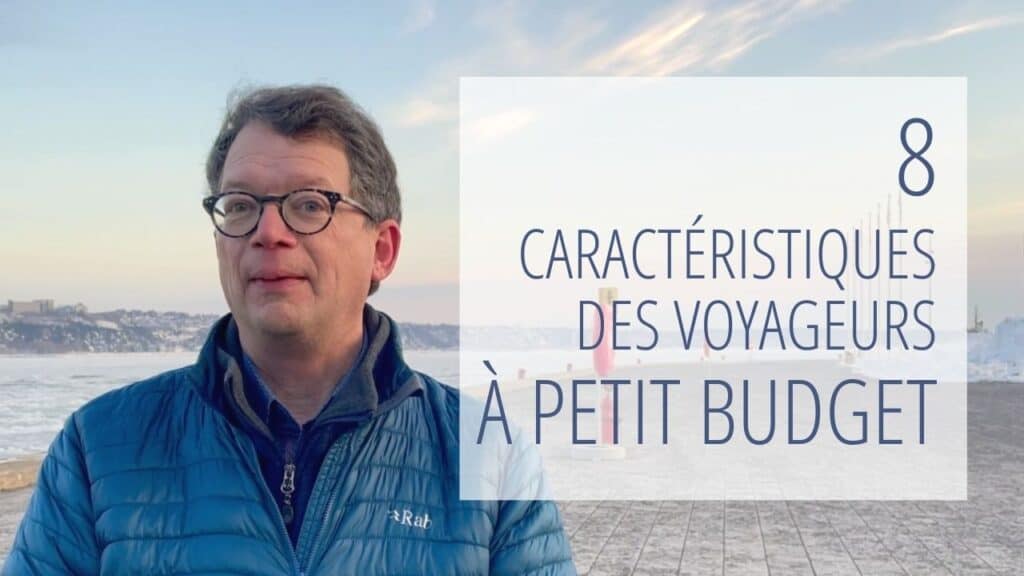8 caractéristiques des voyageurs à petit budget. Arrière-plan: Michel au bord du Saint-Laurent à Québec.