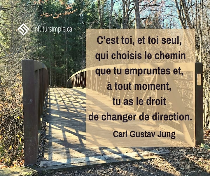 Citation de Carl Gustav Jung: C'est toi, et toi seul, qui choisis le chemin que tu empruntes et, à tout moment, tu as le droit de changer de direction. Pont de métal et bois avec ombrage dans un boisé.