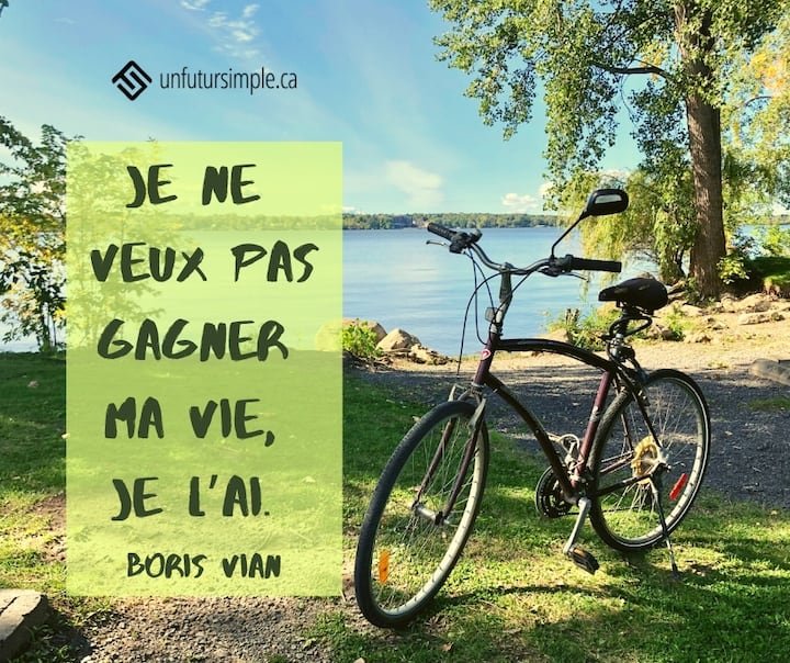 Citation de Boris Vian : Je ne veux pas gagner ma vie, je l’ai. Bicyclette de ville le long d’une étendue d’eau.
