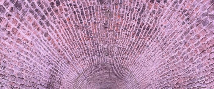 Tunnel de train illuminé dans des teintes de mauves