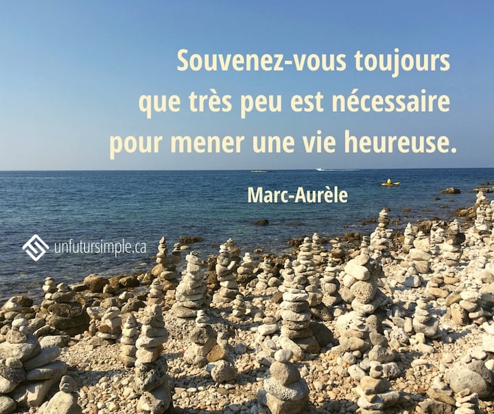 Citation de Marc-Aurèle: Souvenez-vous toujours que très peu est nécessaire pour mener une vie heureuse. Pierres blanches placées en nombreuses colonnes sur une plage.