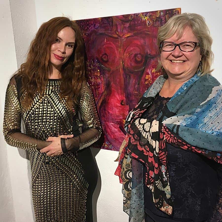 Julie avec Esther Canata et une de ses oeuvres à Trogir