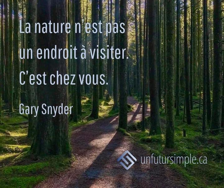 Citation de Gary Snyder: La nature n’est pas un endroit à visiter. C’est chez vous. Piste ondulante dans une forêt éclairée par un soleil lointain.