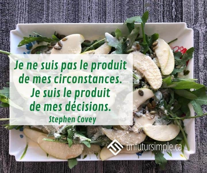 Citation de Stephen Covey: Je ne suis pas le produit de mes circonstances. Je suis le produit de mes décisions. Salade de roquette, poires et graines de tournesol vue en plongée dans une assiette blanche carrée.