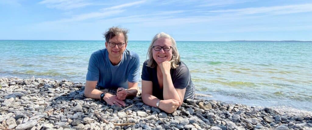Julie et Michel au parc provincial Sandbanks sur le bord du lac Ontario.