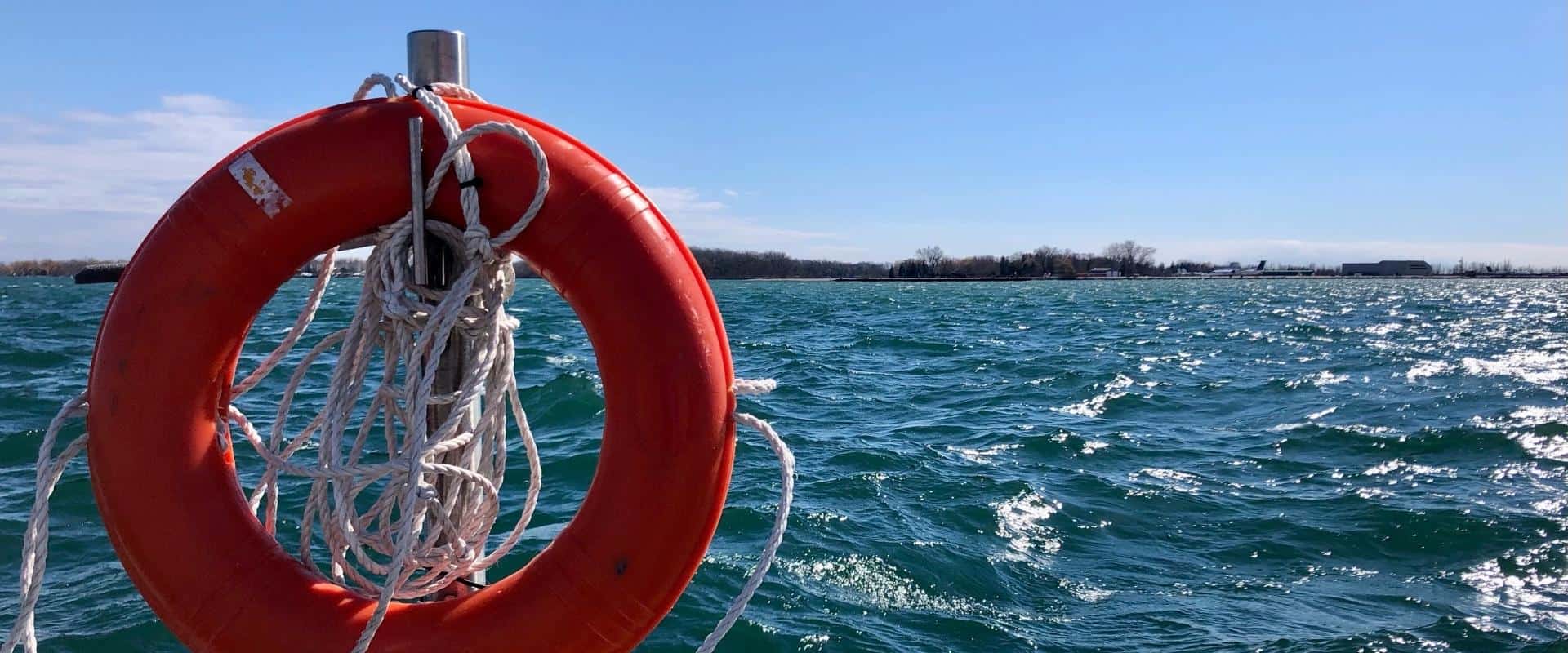 Bouée de sauvetage près du lac Ontario.