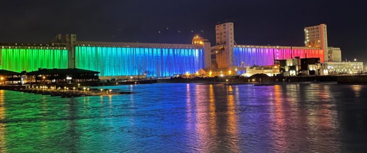 Couleurs de l’arc en ciel projetées sur les silos du port de Québec.