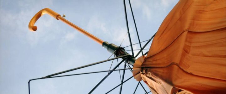 Parapluie retourné à l'envers
