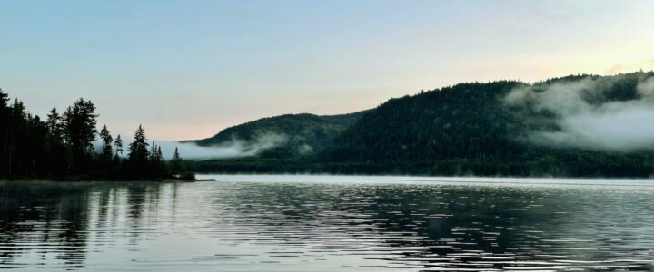 Lac au lever du jour au Parc national du Mont-Tremblant