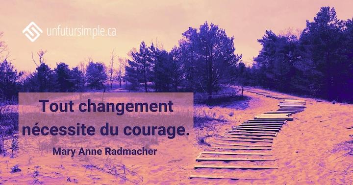 Citation de Mary Anne Radmacher: Tout changement nécessite du courage. Escalier de bois envahit par le sable dans des teintes de rose et de violet.