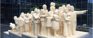 Sculpture extérieure située à Montréal intitulée La foule illuminée par Raymond Mason.