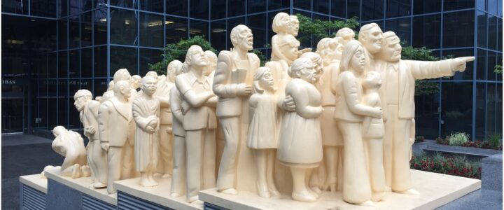 Sculpture extérieure située à Montréal intitulée La foule illuminée par Raymond Mason.
