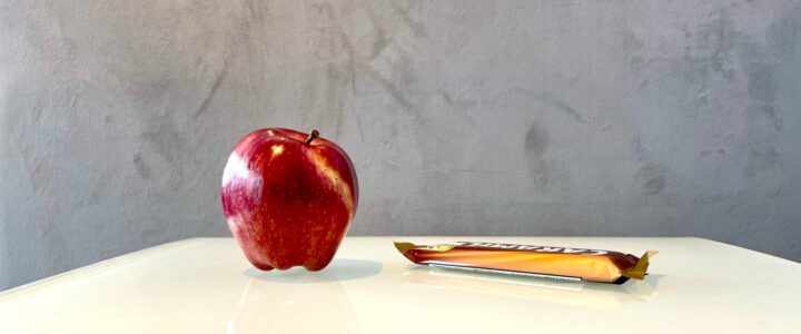 Une pomme et une barre de chocolat