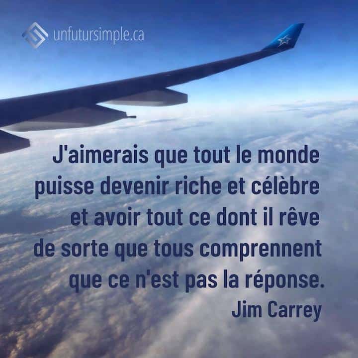 Citation de Jim Carrey: J'aimerais que tout le monde puisse devenir riche et célèbre et avoir tout ce dont il rêve de sorte que tous comprennent que ce n'est pas la réponse. Aile d'un avion au-dessus des nuages.