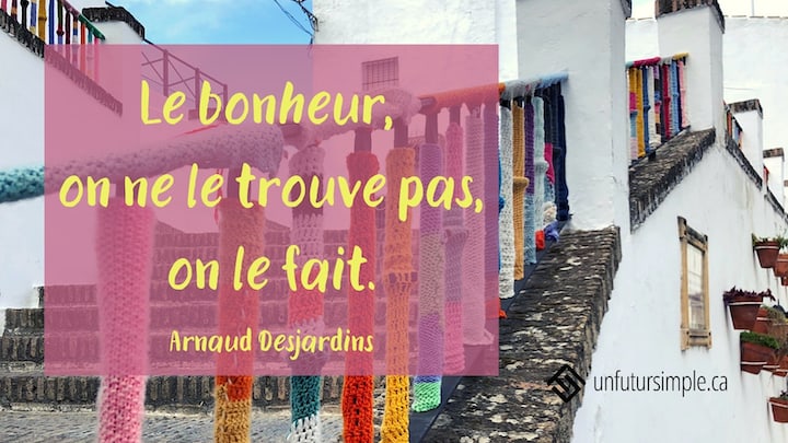 Citation de Arnaud Desjardins: Le bonheur, on ne le trouve pas, on le fait. Tricots sur les barreaux d'une rampe d'escaliers.