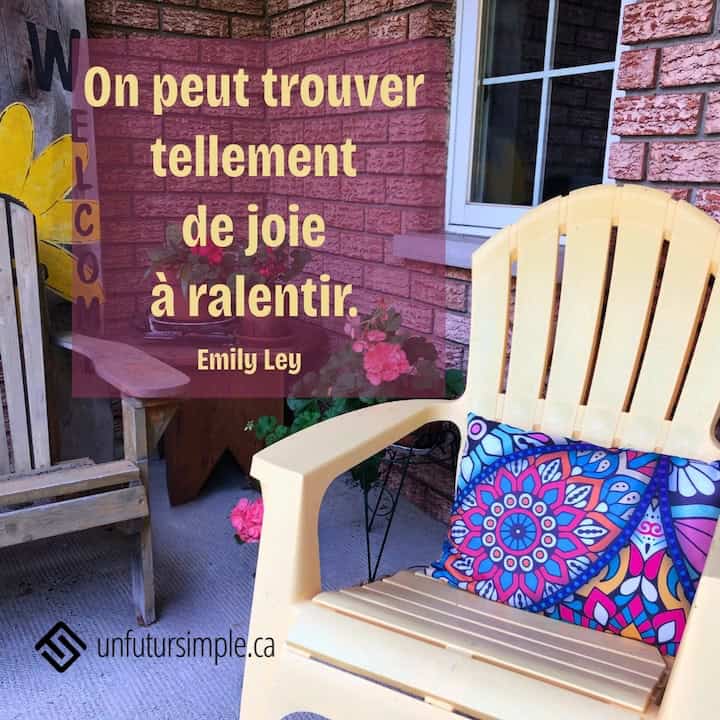 Citation de Emily Ley : On peut trouver tellement de joie à ralentir. Deux chaises avec un coussin coloré sur un perron avec mur de briques.