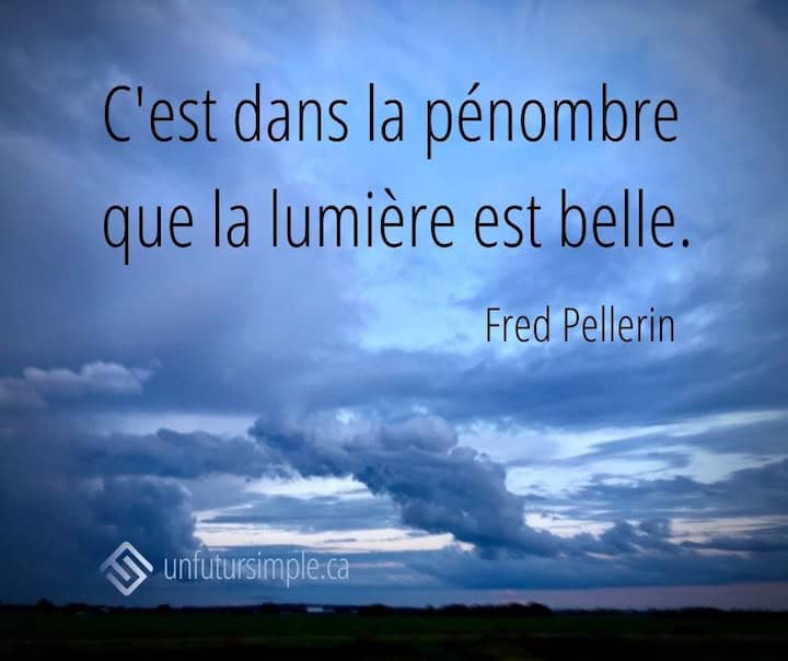 Citation de Fred Pellerin: C'est dans la pénombre que la lumière est belle Ciel bleu turquoise avec nuages stylisés.