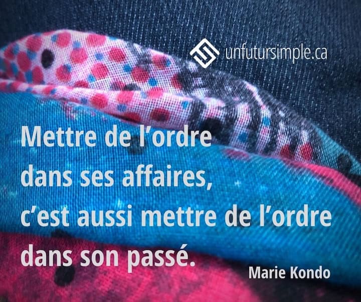 Citation de Marie Kondo: Mettre de l’ordre dans ses affaires, c’est aussi mettre de l’ordre dans son passé. Foulard coloré plié en trois sur un fond de jeans.